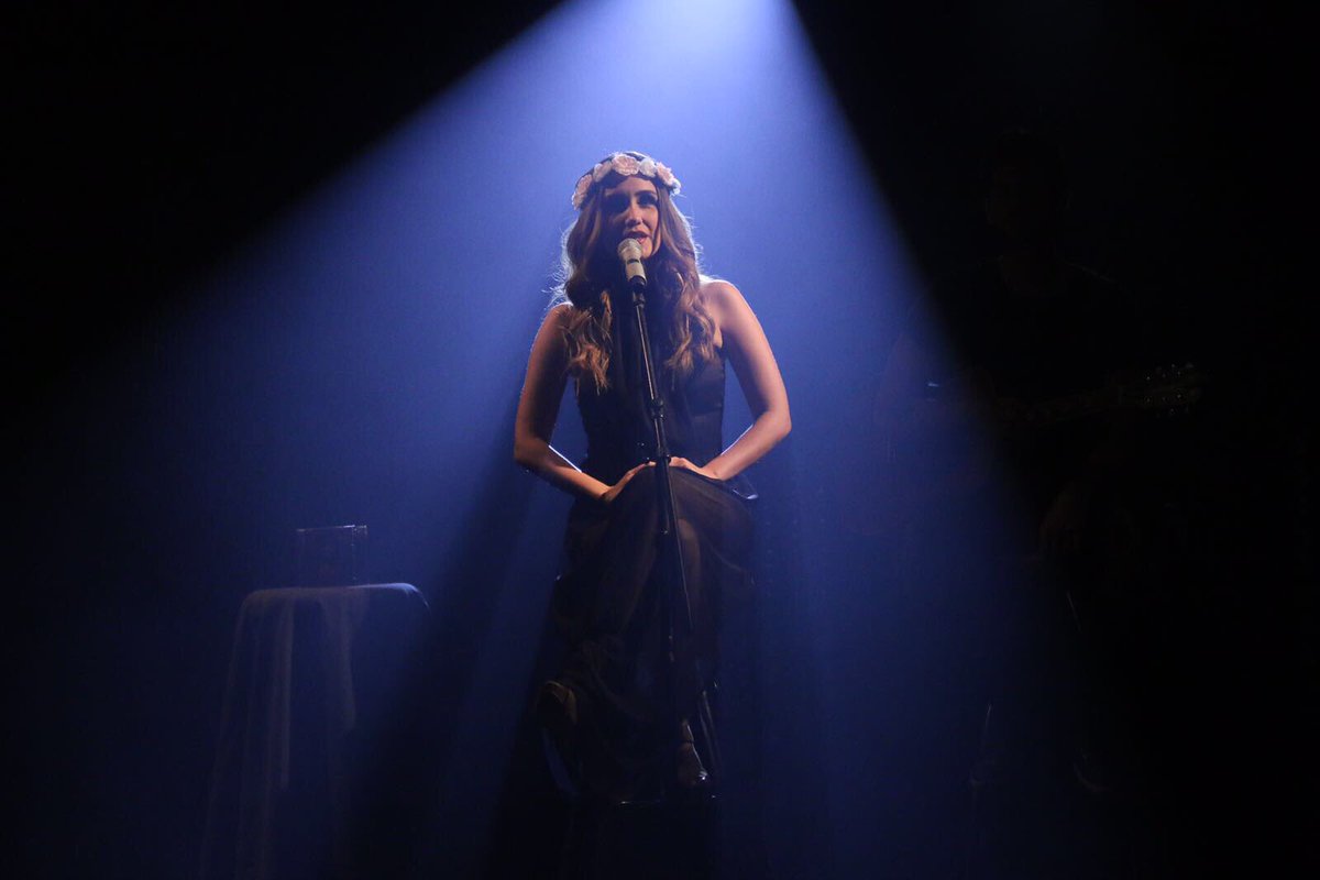 DulceMaria's tweet photo. La historia detrás de las canciones ... bonito programa !❤️🎤🎸🎶 #RMS #Pluggout @RMScanal gracias por este espacio!! #Pluggout https://t.co/JDM5PbQpHL