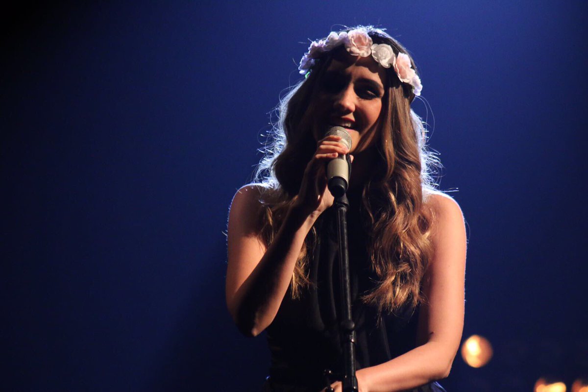DulceMaria's tweet photo. La historia detrás de las canciones ... bonito programa !❤️🎤🎸🎶 #RMS #Pluggout @RMScanal gracias por este espacio!! #Pluggout https://t.co/JDM5PbQpHL
