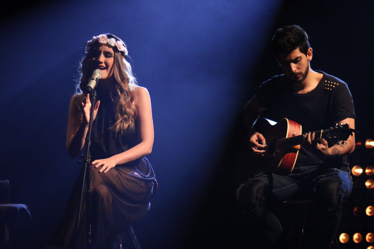 DulceMaria's tweet photo. La historia detrás de las canciones ... bonito programa !❤️🎤🎸🎶 #RMS #Pluggout @RMScanal gracias por este espacio!! #Pluggout https://t.co/JDM5PbQpHL