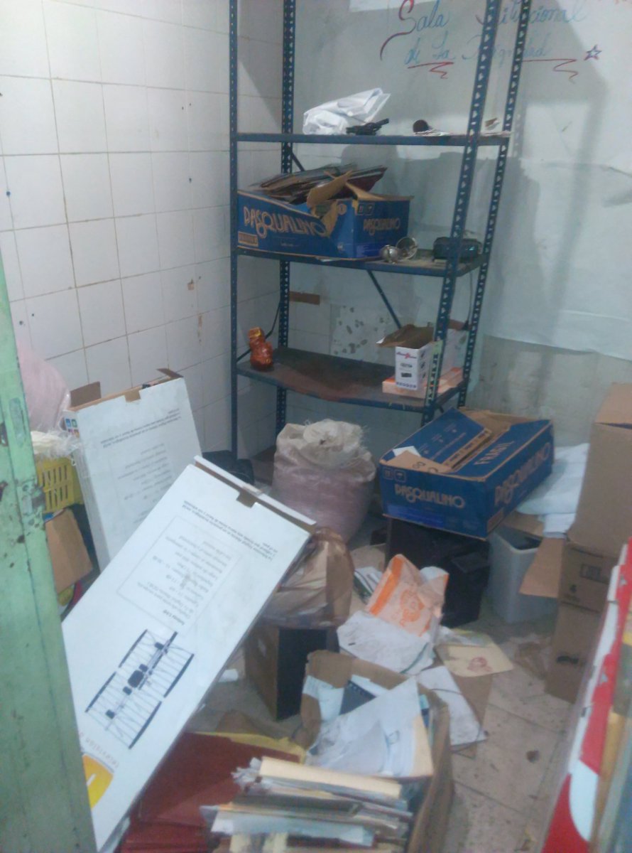 EsNoticiaDigita's tweet photo. DESTROZADA! Así fué como los terroristas de la MUD dejaron la Casa Comunal Guaicamacuto #Vargas https://t.co/901vK5kjSQ