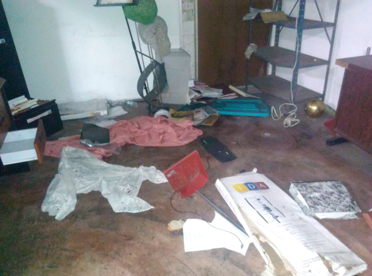 EsNoticiaDigita's tweet photo. DESTROZADA! Así fué como los terroristas de la MUD dejaron la Casa Comunal Guaicamacuto #Vargas https://t.co/901vK5kjSQ