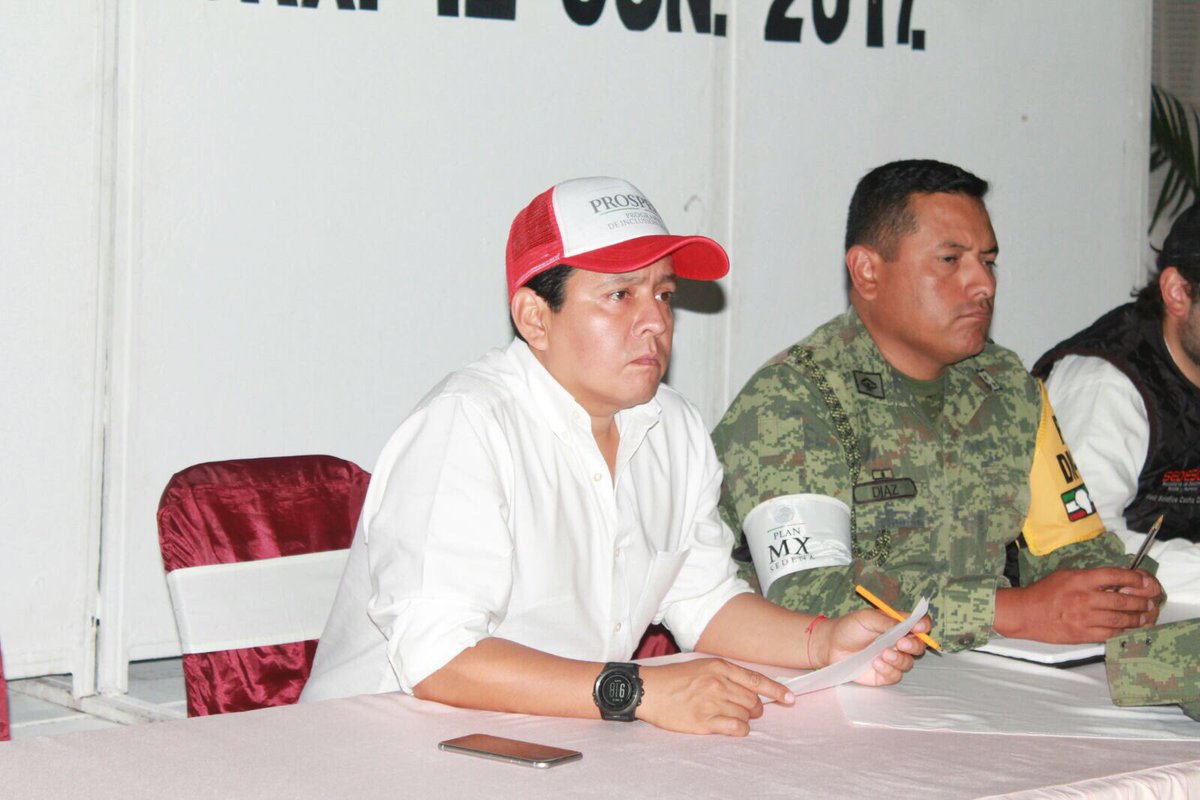 JorgeZarateMed's tweet photo. En Miahuatlán, representantes estatales y federales, reunidos para iniciar plan  de contingencia ante alerta por #TormentaTropicalCalvin https://t.co/kMjyeFXTSj