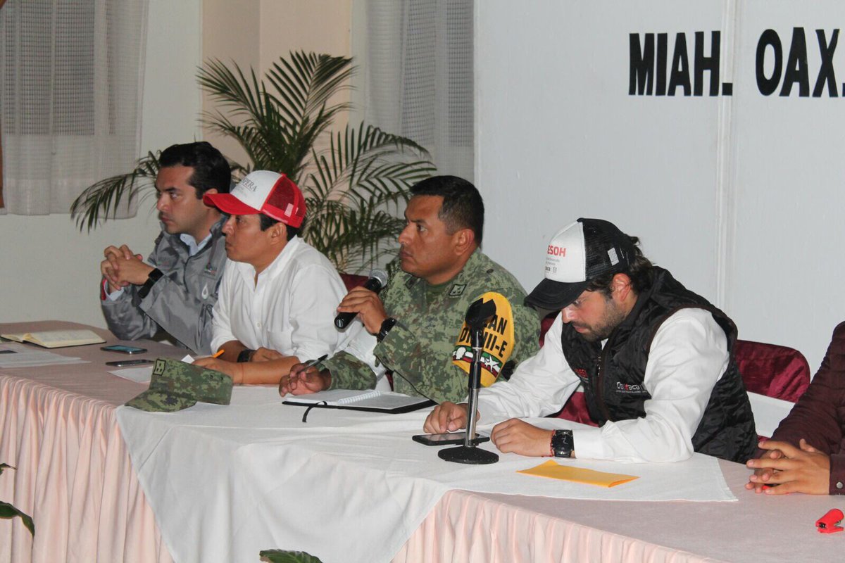JorgeZarateMed's tweet photo. En Miahuatlán, representantes estatales y federales, reunidos para iniciar plan  de contingencia ante alerta por #TormentaTropicalCalvin https://t.co/kMjyeFXTSj