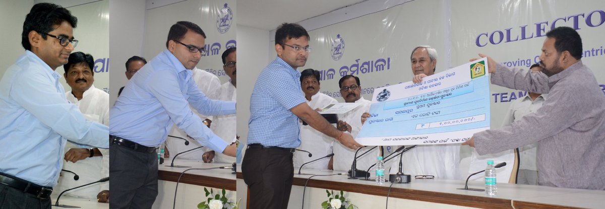 kalingatv's tweet photo. CM @Naveen_Odisha presents 'Best Performers' awards to 6 Collectors at the concluding day of #CollectorsWorkshop on #Bhubaneswar . #Odisha https://t.co/x5pb3qDDQW