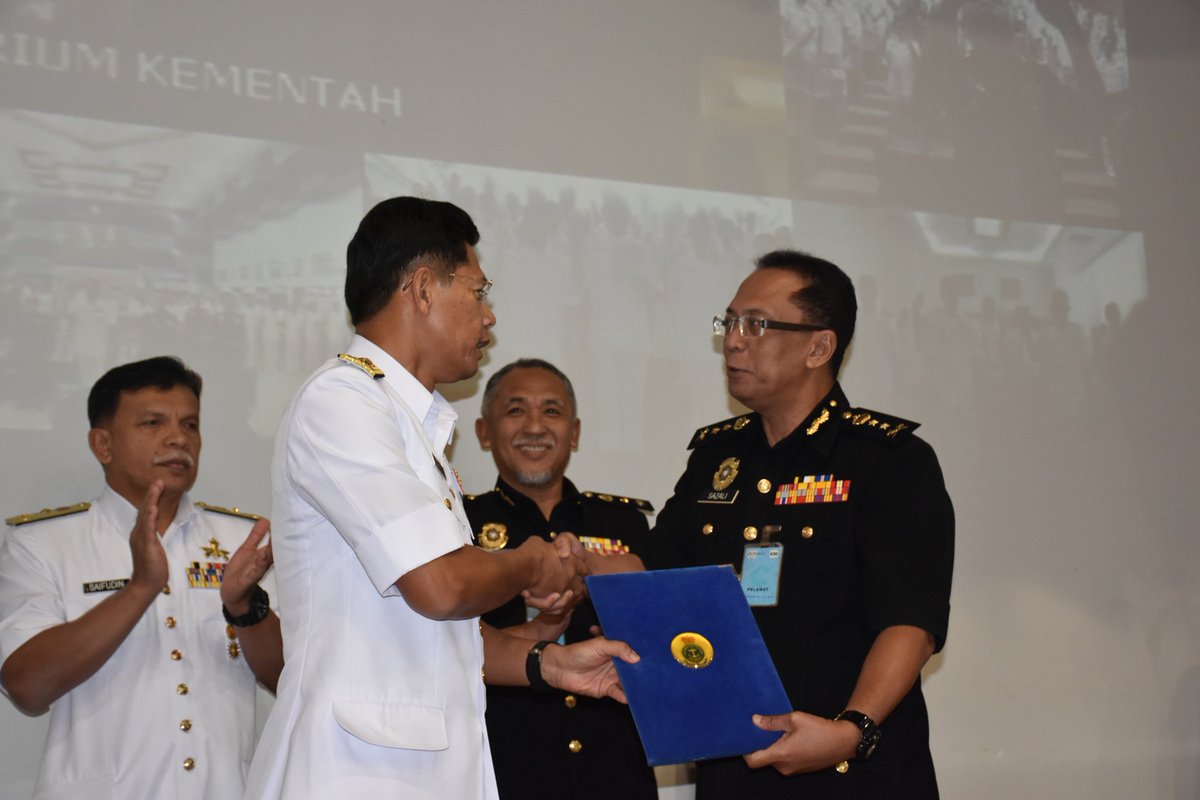 Pemangkin integriti warga PTKK. Ikrar bebas rasuah dihayati. <a href="/mykamarul/">Kamarul</a> <a href="/syedzahirputra/">VAdm Syed Zahiruddin</a> <a href="/tldm_rasmi/">Royal Malaysian Navy</a>