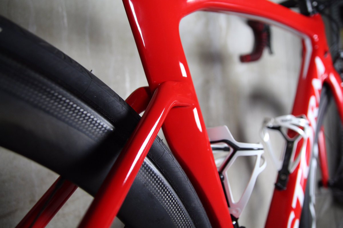 StormBikesNL's tweet photo. De nieuwe Vendaval in het Rood-Wit ⚪️ ⚫️ 🔴

We hebben weer een prachtige custom Storm klaar gemaakt voor vele snelle kilometers! https://t.co/ih0Te43BXE