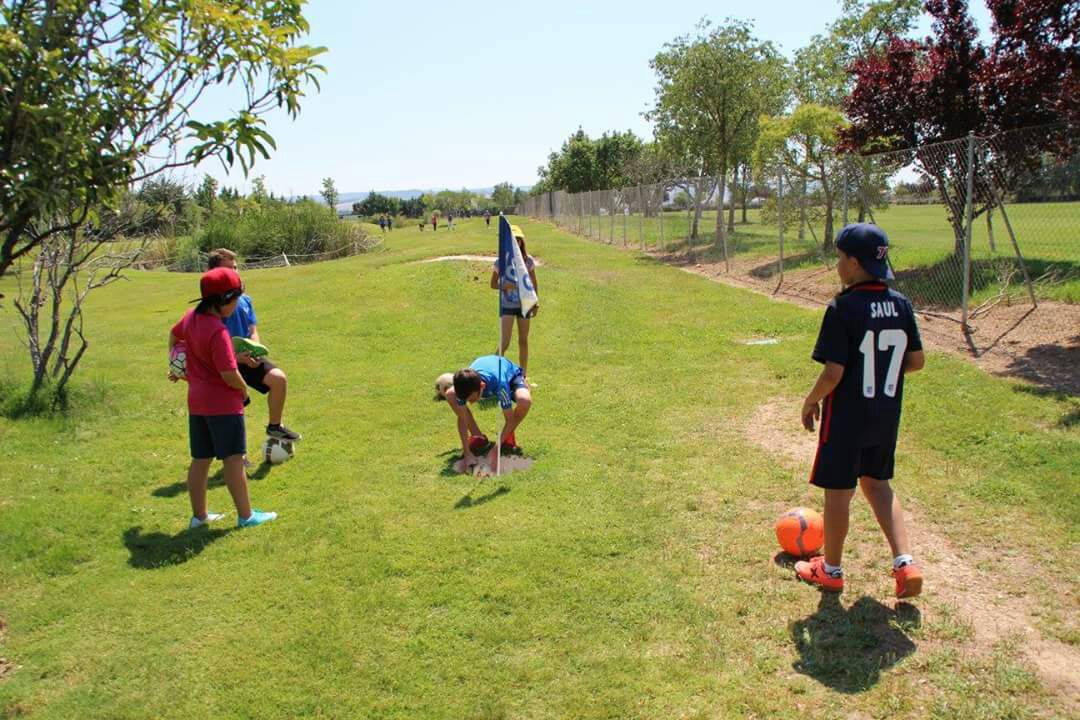 Ayer 60 niñ<a href="/s/">『S』</a> del colegio "Virgen de la Peana" de Ateca disfrutaron de una mañana de sol y #FootGolf en Calatayud.
