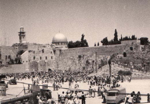 YoniCohen67's tweet photo. Obligatory #postwar trip to the #WesternWall in #Jerusalem. It's packed with people today! https://t.co/VQQ0k3aU9c
