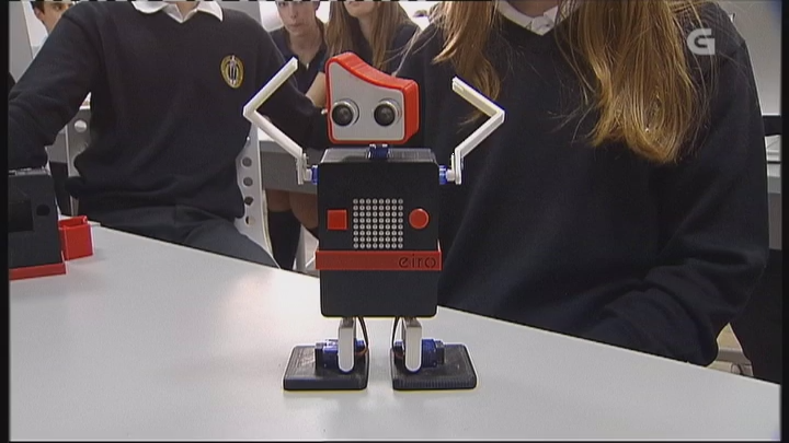 TVGalicia's tweet photo. Os alumnos do colexio Eirís deseñan un robot que baila a muiñeira https://t.co/gfH5VibQOU https://t.co/pDhBxQFElD