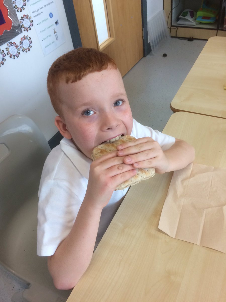 DrumparkP6's tweet photo. Class10 enjoying our healthy breakfast as part of health week! 🍽🍽🍽@drumparkprimary https://t.co/eKjttrmDCo