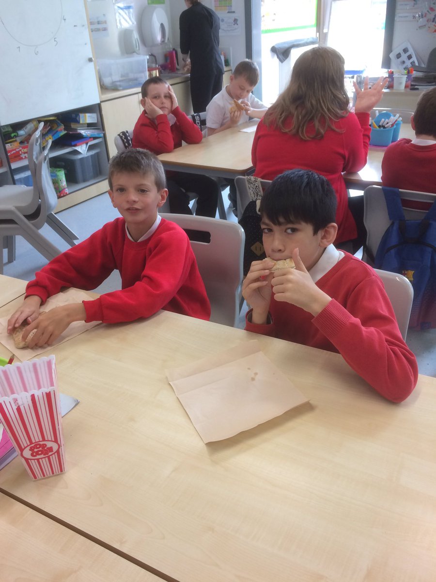 DrumparkP6's tweet photo. Class10 enjoying our healthy breakfast as part of health week! 🍽🍽🍽@drumparkprimary https://t.co/eKjttrmDCo