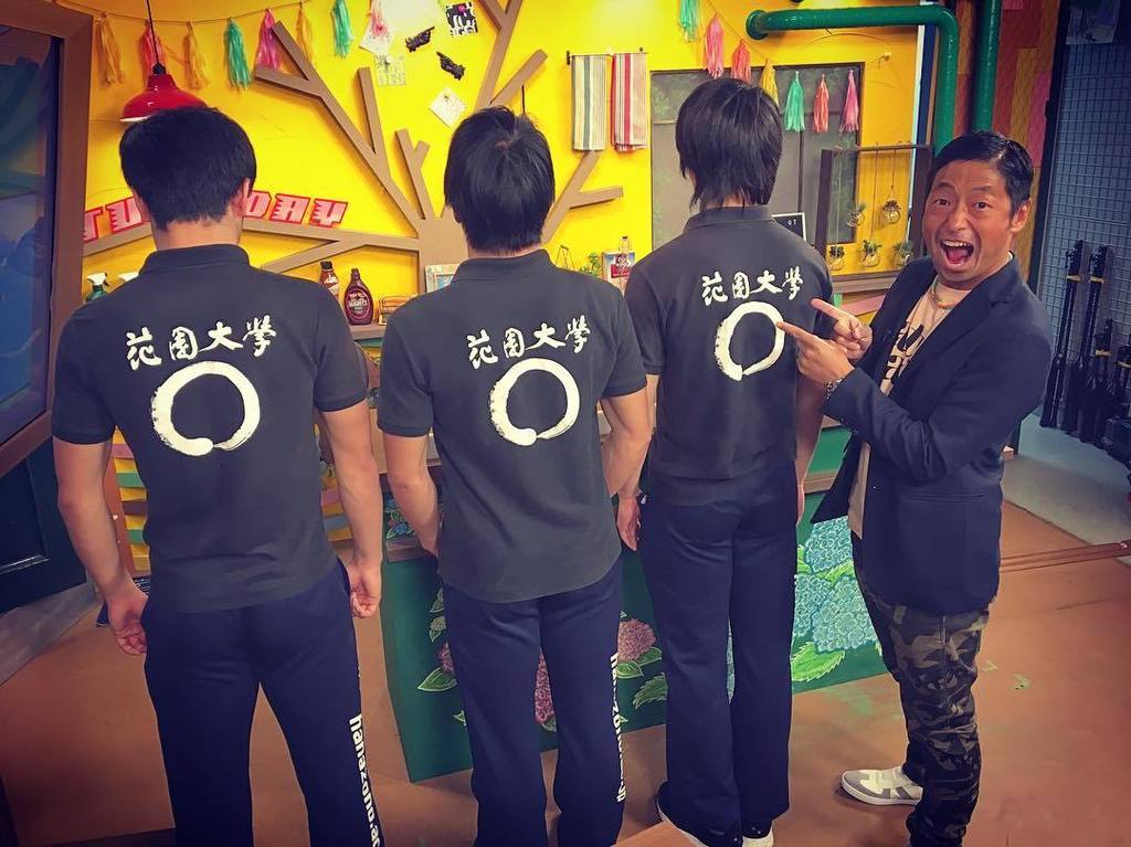 Eo光チャンネル Twitter પર ゲツキン火曜日 今日は花園大学の学生さんたちが登場します 花園大学といえばクロちゃん母校 クロちゃんの後輩というだけで団長の当たりがキツめです 笑 ゲツキン 安田大サーカス 団長安田 花園大学 クロちゃん 後輩 T Co