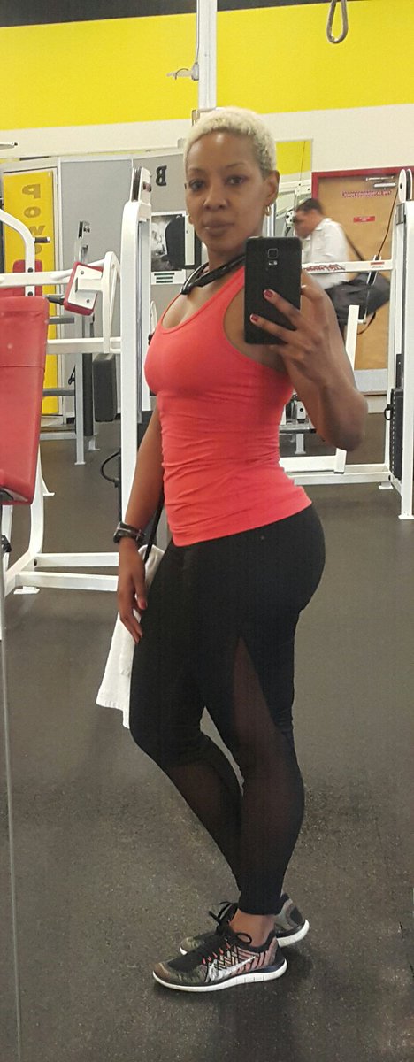 FitKenyanGirl's tweet photo. Caught a glimpse of tightening and toning of assets #Gains in the mirror...#ResetInProgress #Week14 https://t.co/IcxTmj2ZKn