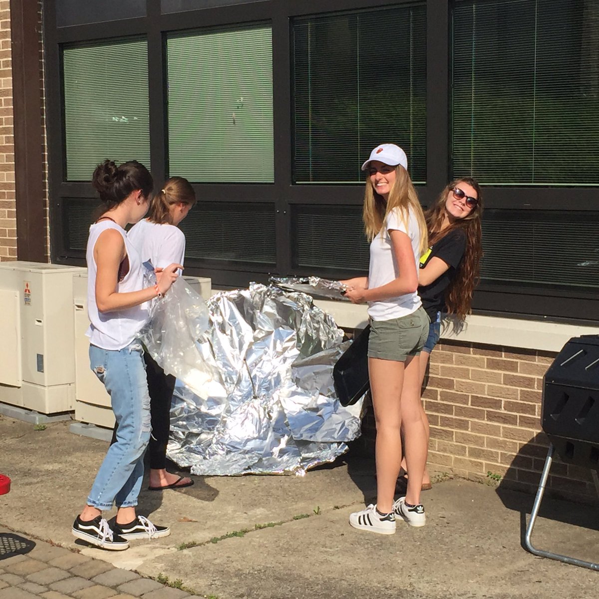 JonTallamy's tweet photo. @HPRwildcats AP Environmental Ss designing solar cookers! @HighPointSTEM @hp_snhs #Wildcatpride https://t.co/epBsj5NbnQ