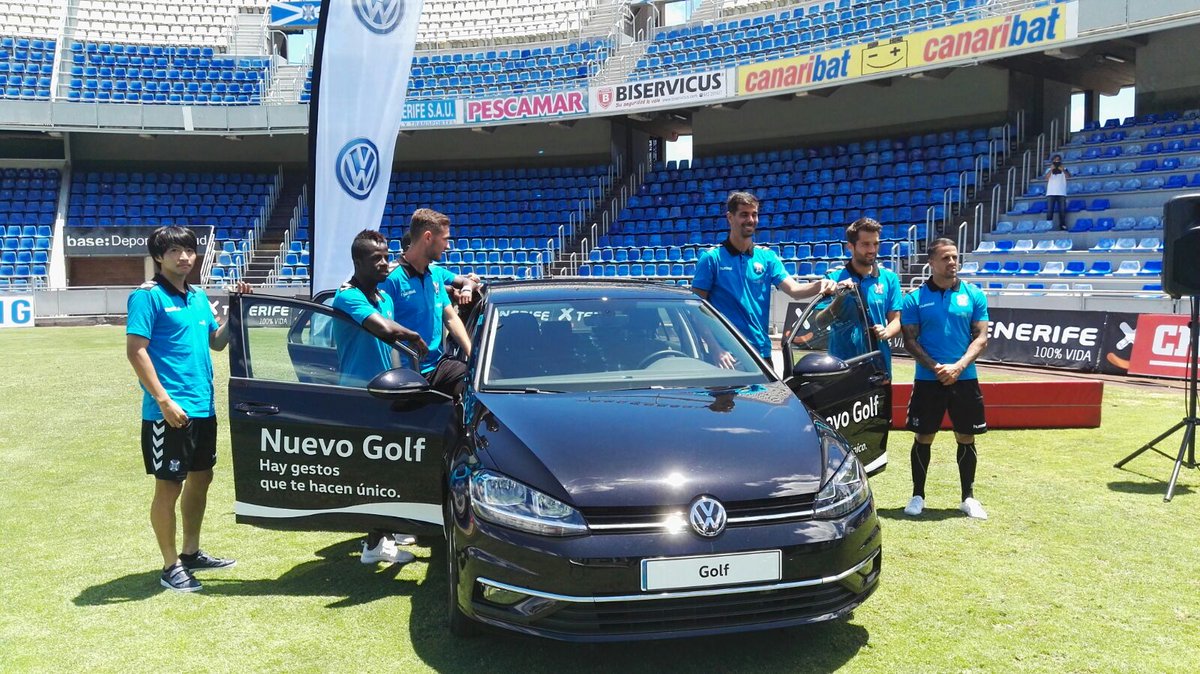 CDTOficial's tweet photo. 📷📢 Comienza en el #HRL el Open Media Day con una representación de la plantilla blanquiazul  ⚪️🔵
#QuieroVivirlo https://t.co/epnF8lmJRw