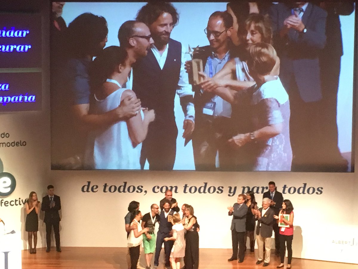 cesida_esp's tweet photo. 👏🏼👏🏼🎉‘Las edades del sida’ premio Albert Jovell 2017 , con la participación de entidades de CESIDA y @PresiCESIDA https://t.co/hhvlaWH2b6 https://t.co/EH5hHX0Otf