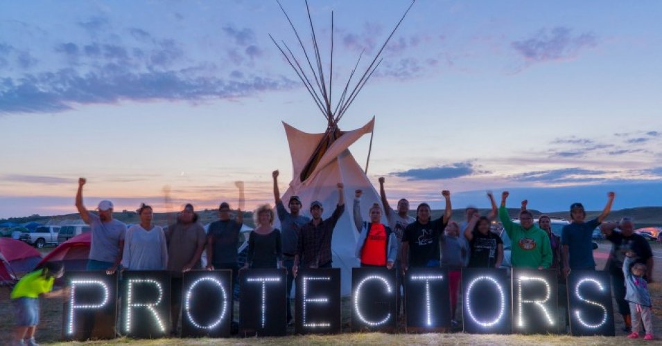 gipsolidarioa's tweet photo. #ProtestaMusical de los,#sioux de #Dakota por,#oleoducto, esta tarde en Donostia @guardetxeurgull, @ekologistak https://t.co/oXGBDk2GHs https://t.co/Ts58kYk1eo