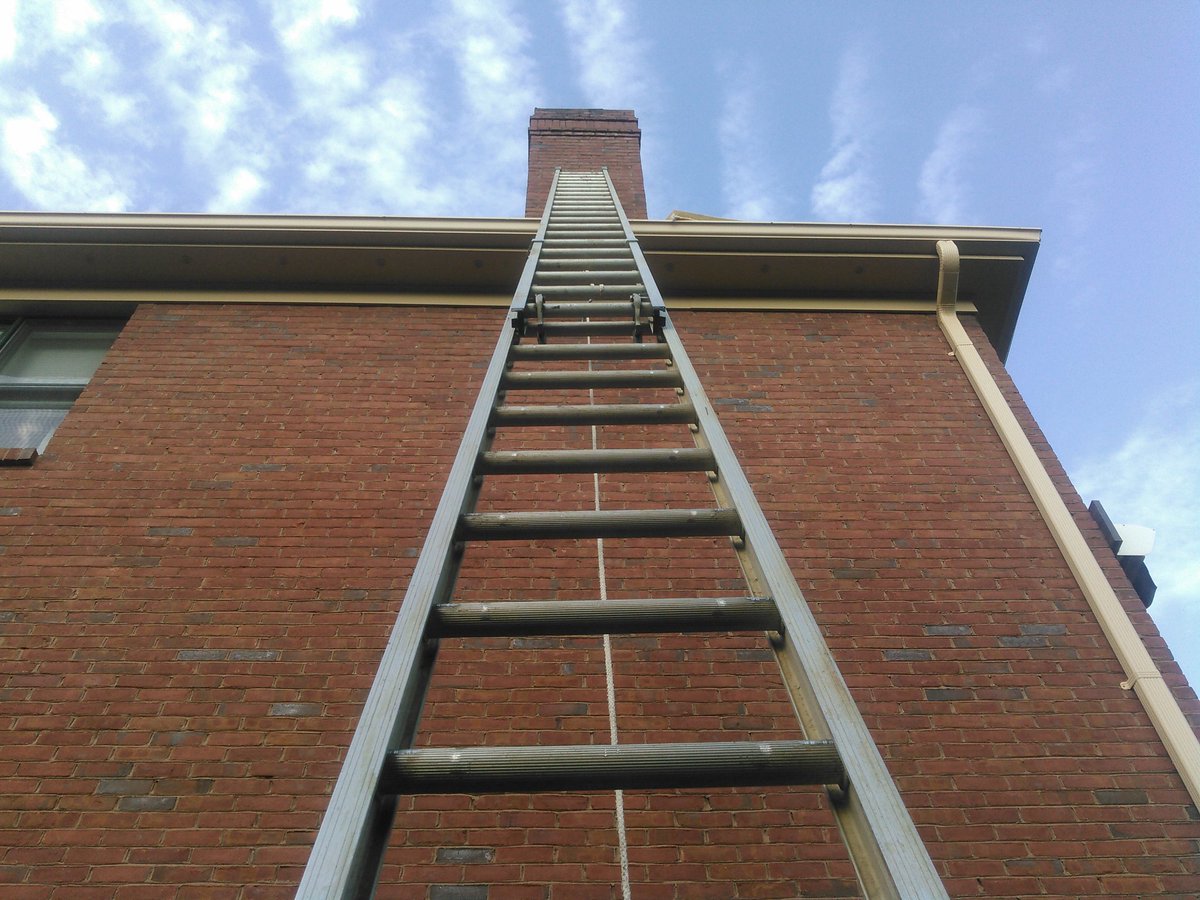 P_Web79's tweet photo. Love a tall house.  #painterProblems #makeAmericaPaintAgain https://t.co/YHBxXA31q1
