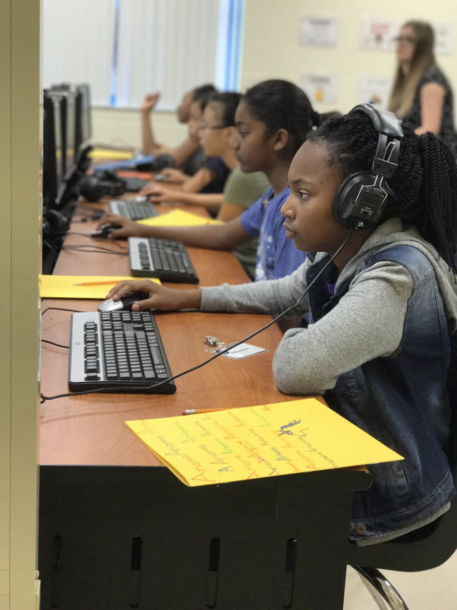 AlisonRizzoBern's tweet photo. Starting the day off right with @lightbotcom #ESSP5 #4DaysThatChangeLives #GiftedHCPS #SPRKLightningLab #HCPSTeach https://t.co/xwTn9dk6Ii