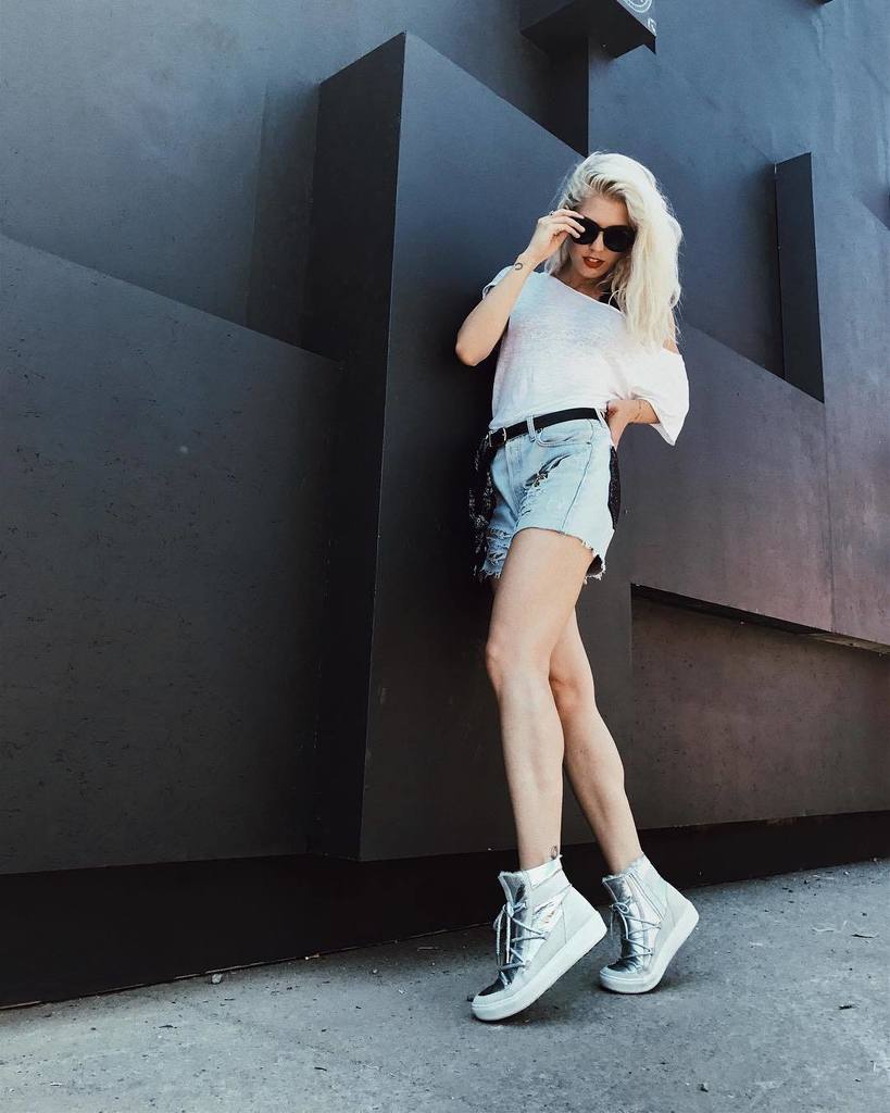 ChiaraLosh's tweet photo. URBAN & LUXURY ⚡️🔥 @moon_boot_the_original #wearemoonboot #moonboot #chiaralosh #ootd #outfit #fashion #style #loo… https://t.co/SQuXGwS00H https://t.co/u7ol0G1igO