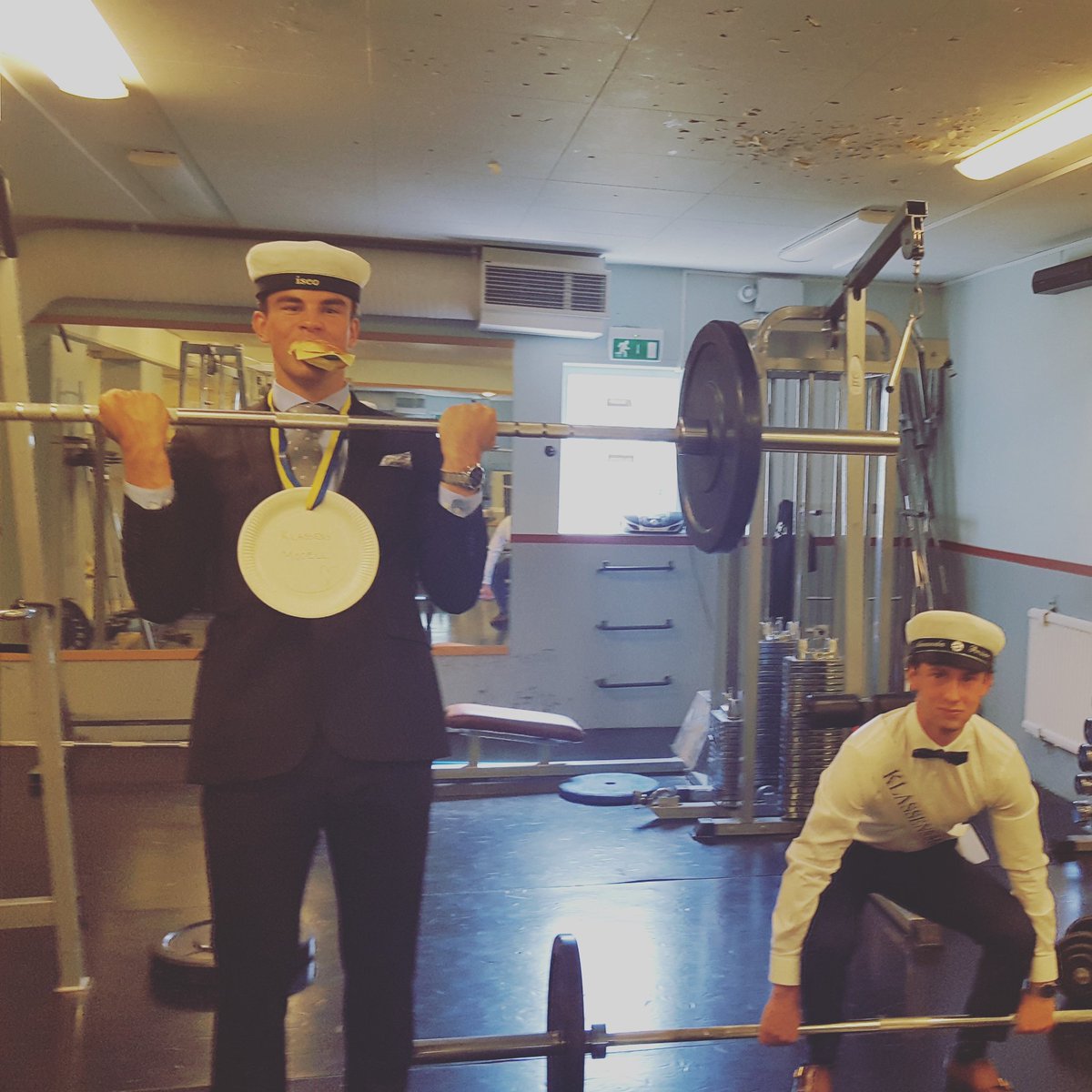 Nu kastar vi ut de här två herrarna och önskar dem och alla andra innebandyelever lycka till och stort grattis!!!