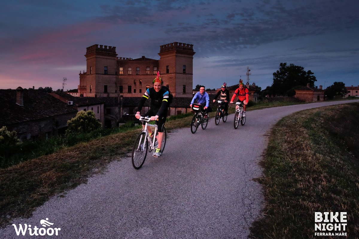 In #bicicletta da #Ferrara al mare per festeggiare assieme l’alba di inizio estate. Vi aspettiamo alla #Bike Night! ferraraterraeacqua.it/it/ferrara/eve…