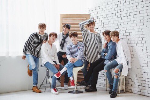 bts_riiko's tweet photo. @BTS_twt 
오빠들~~~♪───Ｏ（≧∇≦）Ｏ────♪
4주년 추카해요💕🐰💕🐰 네일 나고야에서 만나여!!!! https://t.co/RqNMq43aFw