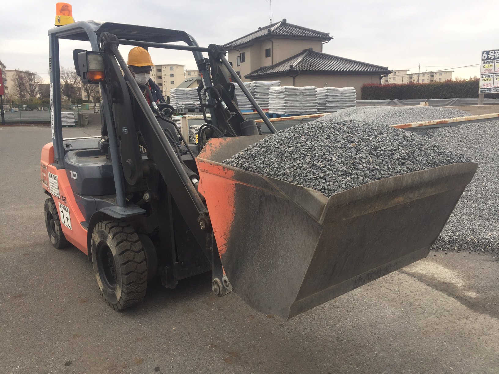 ジョイフル本田 ガーデンセンター ガーデンセンター幸手店 埼玉県 幸手店では砂 黒土 砕石の立米販売を行っております 平ボディートラックをお持ち込みの方に限り ショベルローダーにてお載せ致します 大量に必要な方にオススメです 立米販売