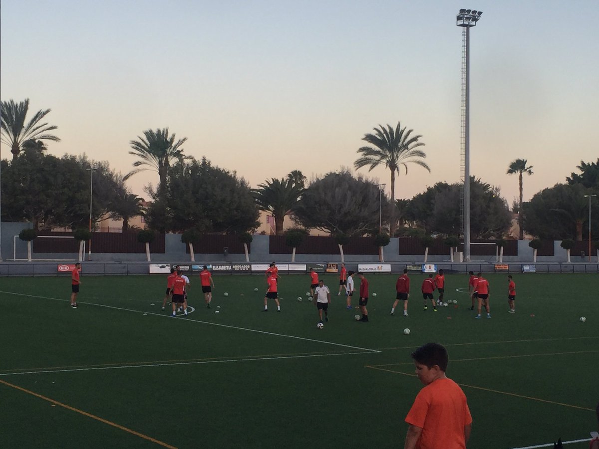 UDSANFERNANDO2's tweet image. Entrenamiento de ayer! Esto se llama COMPROMISO 👌🔝⚽️💙 @AytoSBT @Antonioleonrgue @amadohh  @TinoDeniz @mdelasanta @deportecanarioT