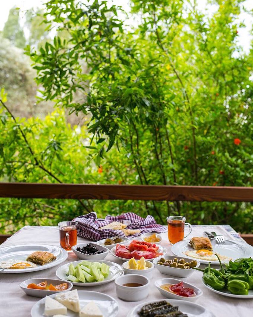 theguidebodrum's tweet photo. Havva Ana, #Bodrum: bread straight from the oven, hot pastries and tomatos from the garden 😋😋 https://t.co/UXSlS1iv4u