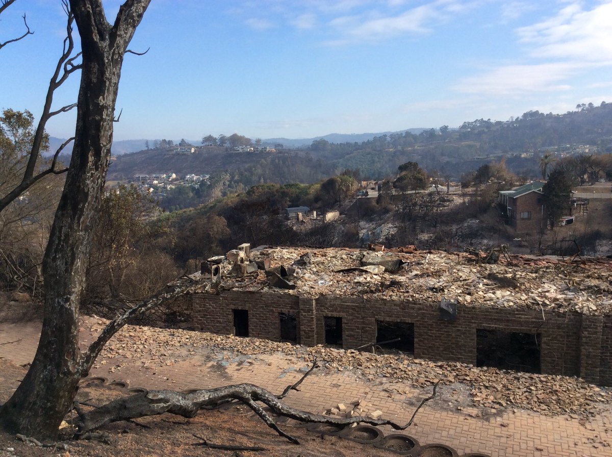 afriforum's tweet photo. "Die vuur was binne 10min by ons, ons het slegs kans gehad om die diere te gryp" - Knysna-inwoner #KnysaFire https://t.co/IirNRgkm6Z https://t.co/KcfXyg8jss