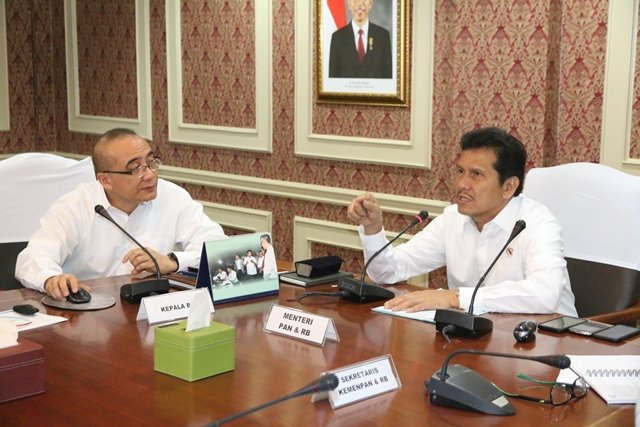 kempanrb's tweet photo. MenPANRB Asman Abnur pimpin rapat kerja brsm Kepala @BKNgoid Bima Haria Wibisana dikantor Kementerian PANRB, Jakarta, Selasa (13/06). https://t.co/aoOcoKMCFy