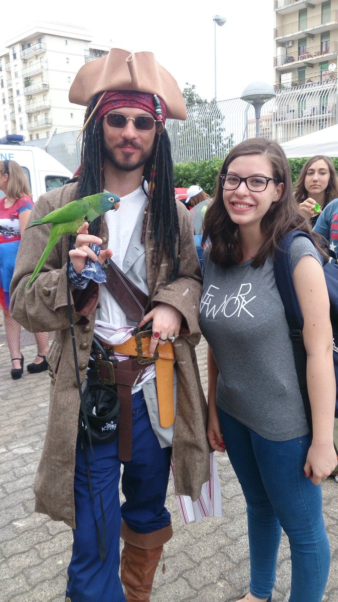 _lach_ryma's tweet image. Comunque,  c&apos;era un Jack Sparrow con un pappagallino tenerissimo #bgeek