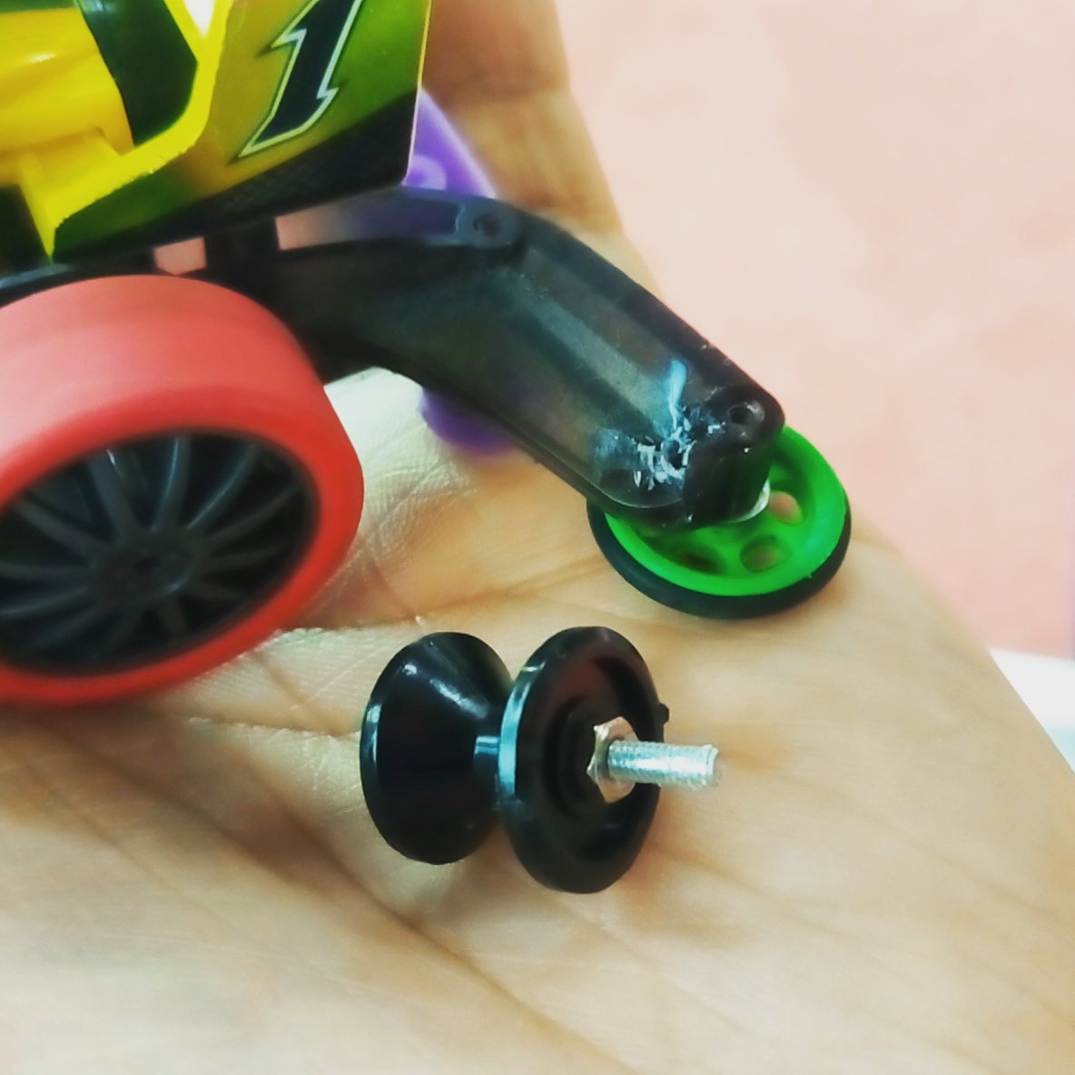 TeamFlazh's tweet photo. Saatnya beralih ke... FM... Hehm... test run tidak maksimal. #archassis #fmchassis #stcb #stb #tob #tamiyaindonesia #Mini4WD #TamiyaMini4WD https://t.co/H0J9vkBBBE