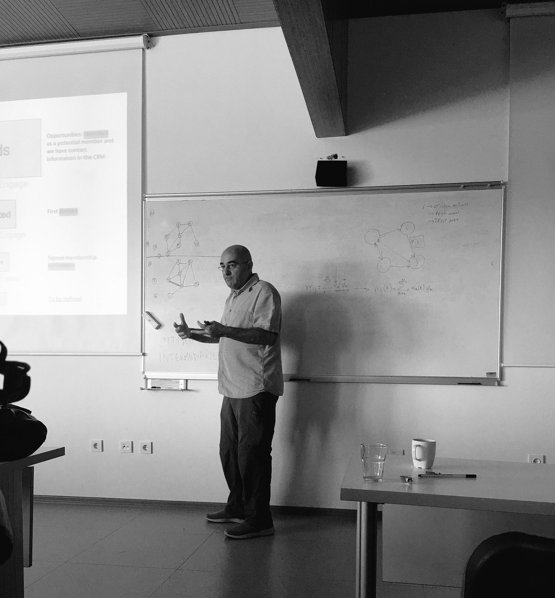beamsplit's tweet photo. Getting into the details on #graphs and their use in #community #growth &amp; #engagement 🙌 @openmaker https://t.co/g5KH9OrtIZ