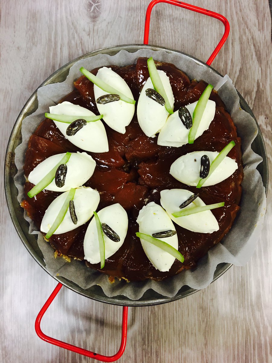 audreybonnafous's tweet photo. No #caketin to make an #appletatin not a #problem just still #chef #paellapan #retailwithatwist #homemadepuffpastry #thinkoutsidethebox https://t.co/g0N4Kw883j