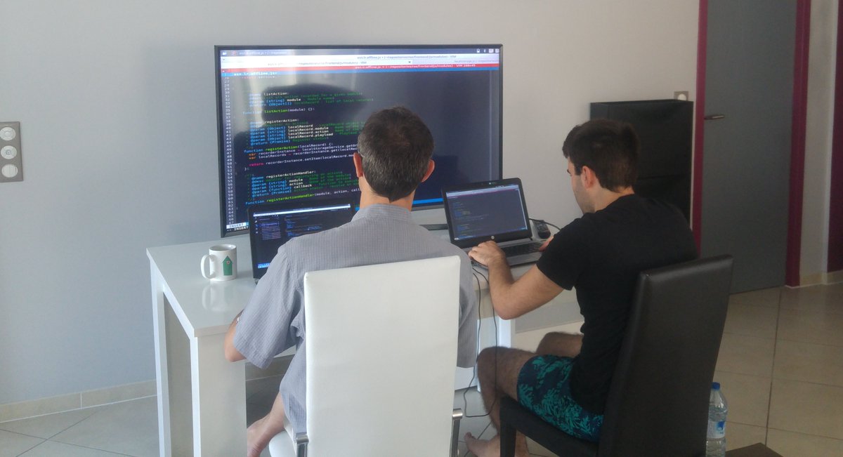 AwesomePaaS's tweet image. This is what we call #pairPrograming ! #desktopBarcamp @linagora