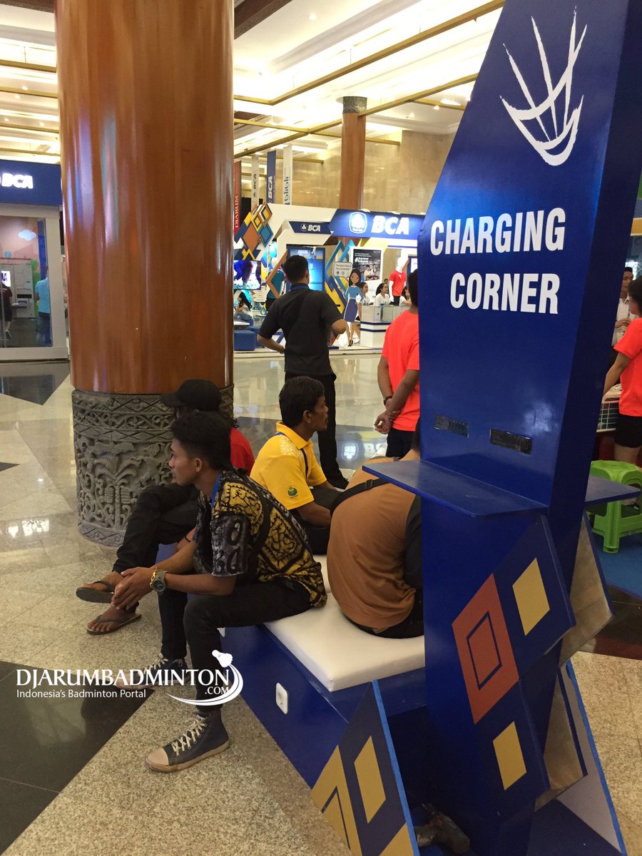 DjarumBadminton's tweet photo. Yang handphone nya lowbat bisa melipir ke Charging Corner yang tersebar disetiap sudut JCC #BIO2017 #EaaForIndonesia https://t.co/zSLUQ7v9Rp