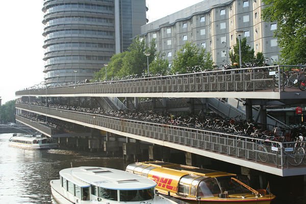 ja_alberti's tweet photo. #Amsterdam #bikeparking #fietsflat 100-metre-long and 14-metre-deep building, in which 2,500 bicycles can be stored acrosss three floors https://t.co/7txYDbuZmc