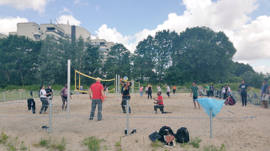 RichardKoets's tweet photo. @Rietlanden maakt fanatiek gebruik van de beachvelden #Holendrecht #sportdag   #schoenenuitengaan https://t.co/7p49H42rGm