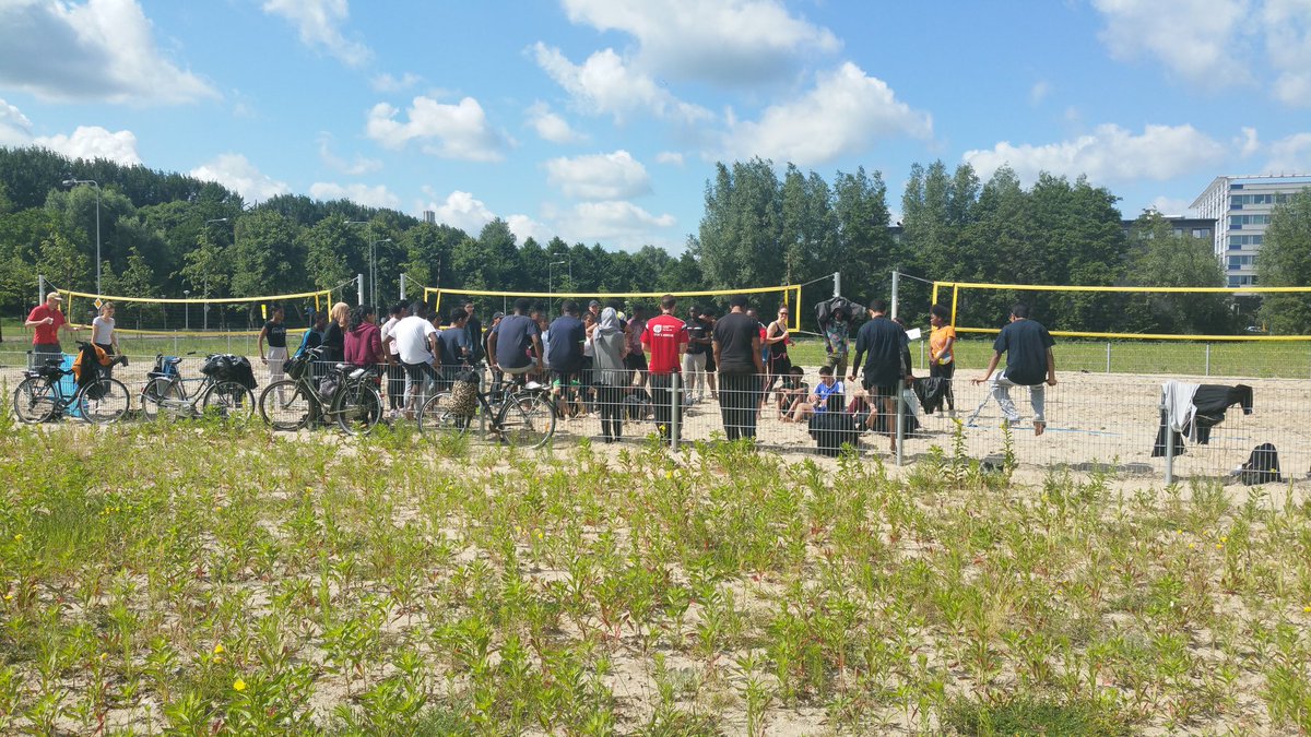 RichardKoets's tweet photo. @Rietlanden maakt fanatiek gebruik van de beachvelden #Holendrecht #sportdag   #schoenenuitengaan https://t.co/7p49H42rGm