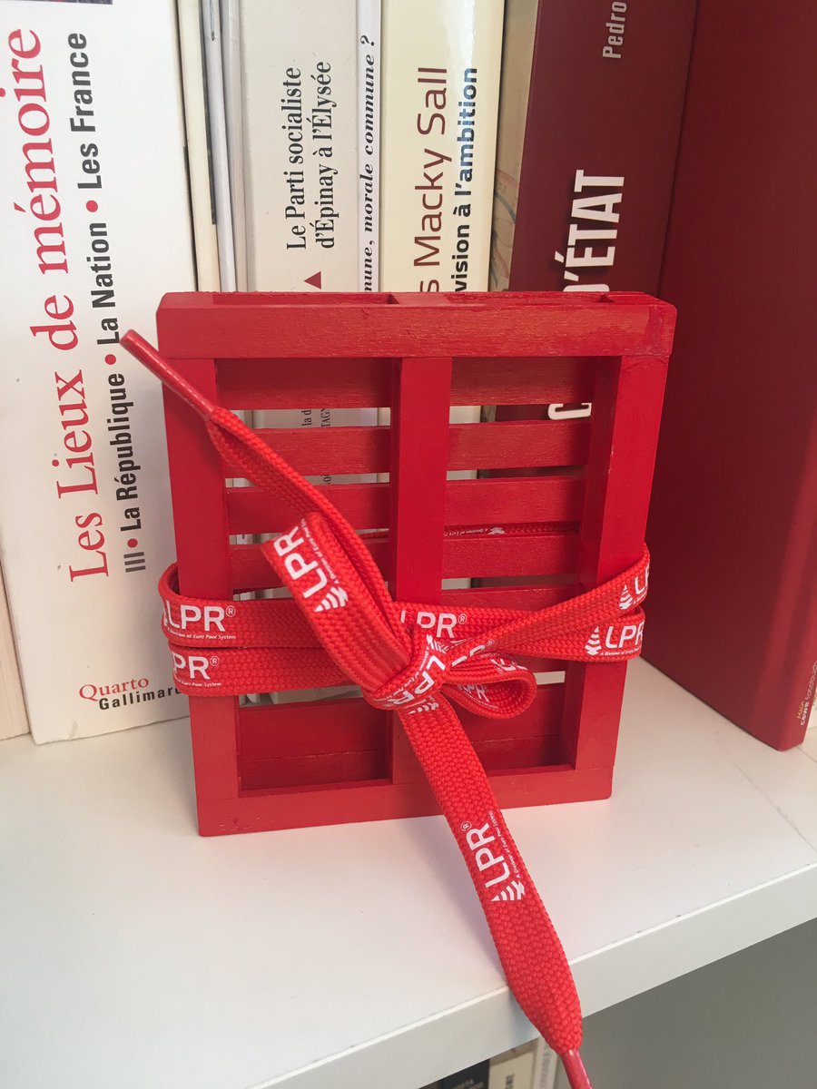.<a href="/LaPaletteRouge/">LPR - La Palette Rouge</a> est une marque "A pallet is red, red is a pallet". Le patron ravi de la pub m'en a offert une à modèle réduit 😊