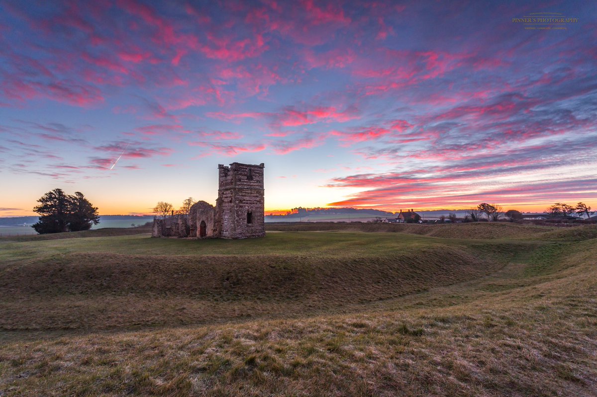 Matt_Pinner's tweet photo. Sunrise at Knowlton Church #Dorset https://t.co/9bcc1cLacX