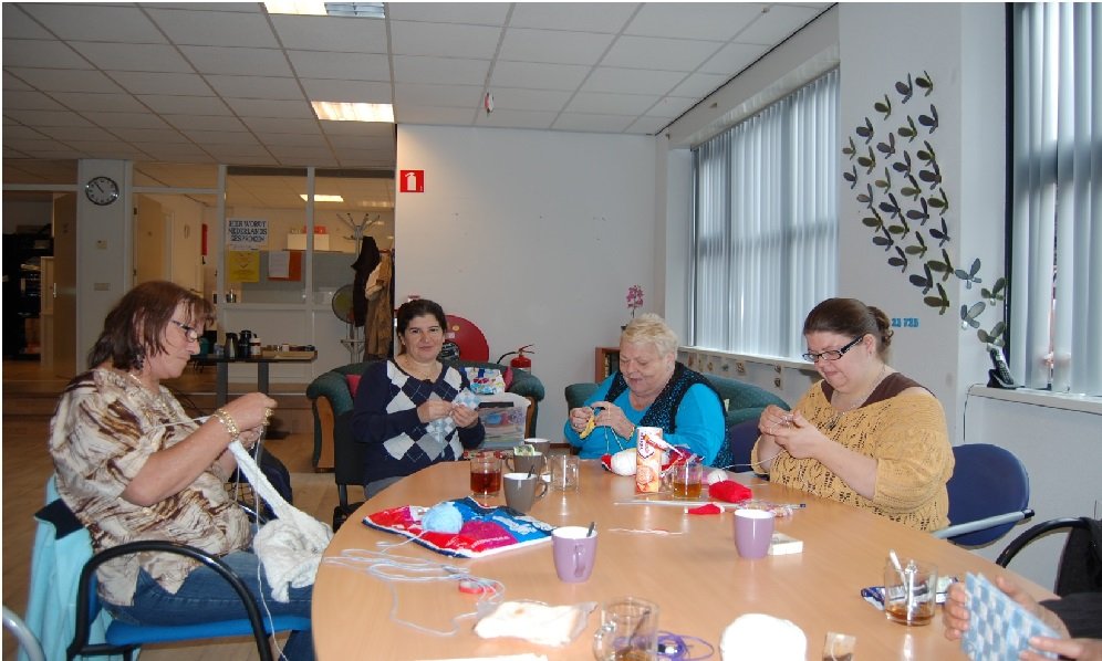 wijsamenNL's tweet photo. Petra en Chantal zijn coördinatoren en fanatieke deelnemers bij de breiclub @Power053 https://t.co/rQwLWUDKIO https://t.co/WSOJbALyjJ