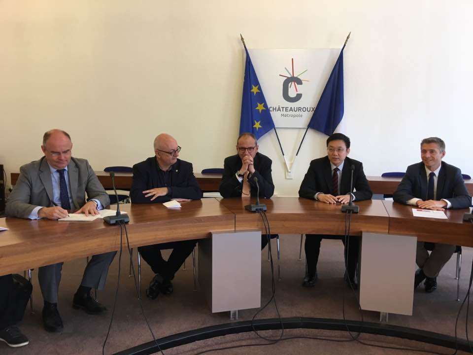 eco_campus's tweet photo. Signature de la charte Ecocampus avec l'université de Pékin en présence du Préfet et du maire de Chtx. français-chinois même campus ! https://t.co/kWSQ7m0wTq
