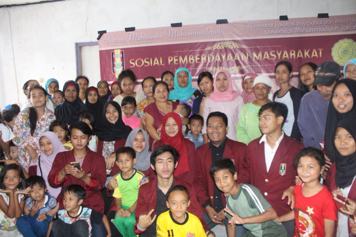 snfajriyah's tweet photo. Penyuluhan sampah dan pembangunan MCK yg diselenggarakan di desa cigudeg. Mahasiswa harus peka. #aksi4diaspora https://t.co/d9StZahVXj