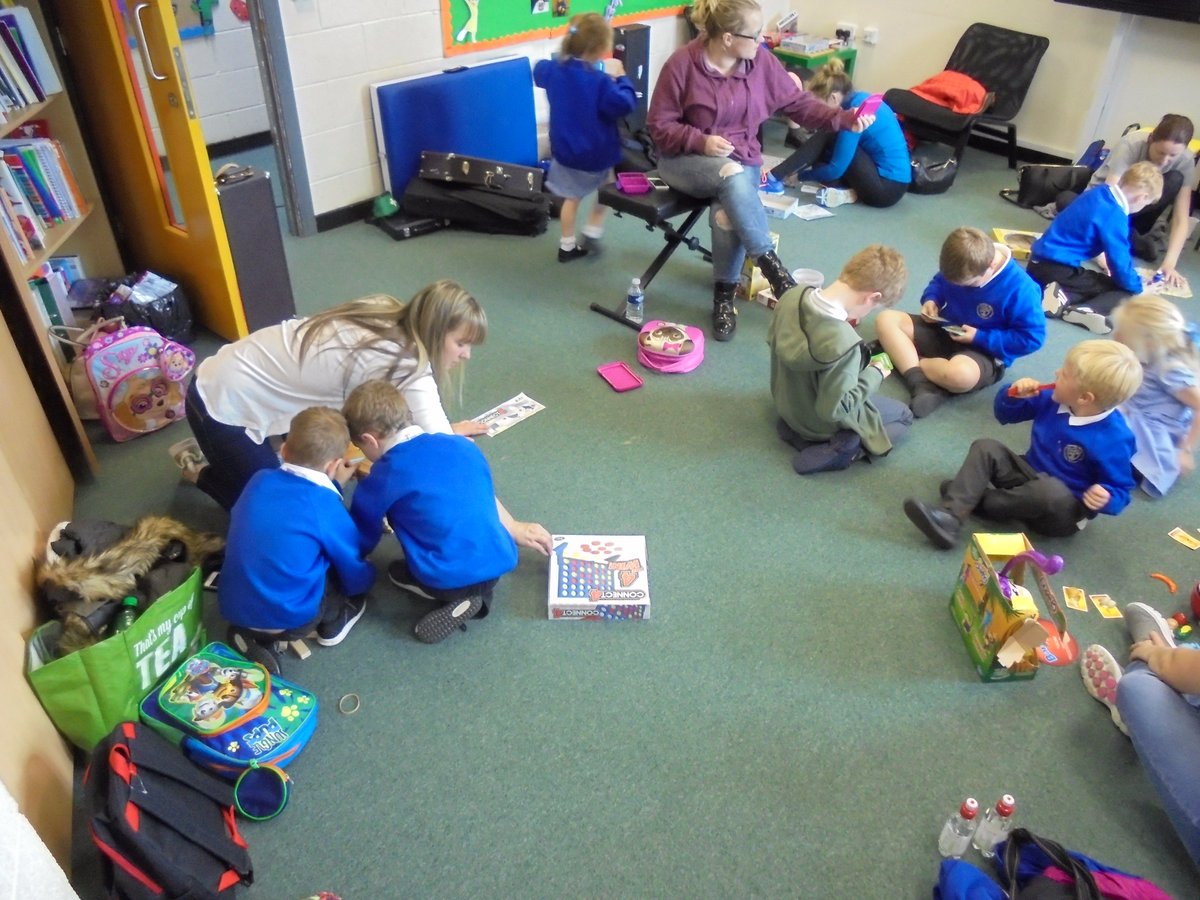 supportflomelly's tweet photo. Another successful after school activity at #flomelly, our 'parents+child come and play' is growing😀 #notechallowed #getinvolved https://t.co/Zmt5VE7lD9