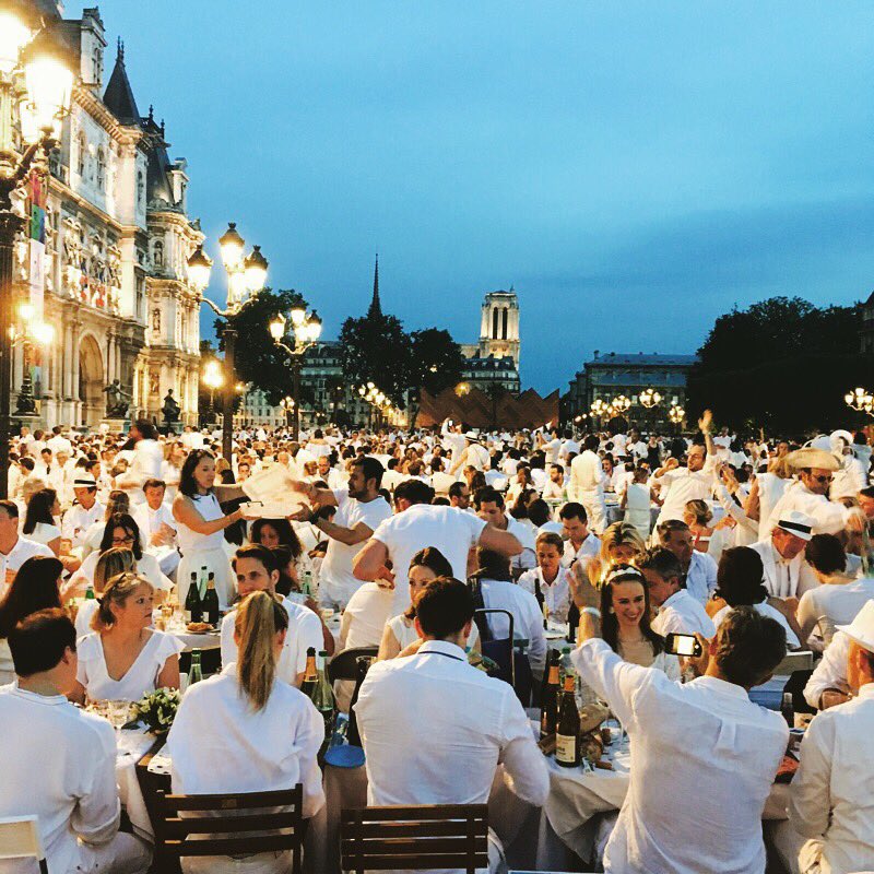 Another amazing Diner en Blanc in #Paris at l'Hôtel de Ville, what an evening! #DeB