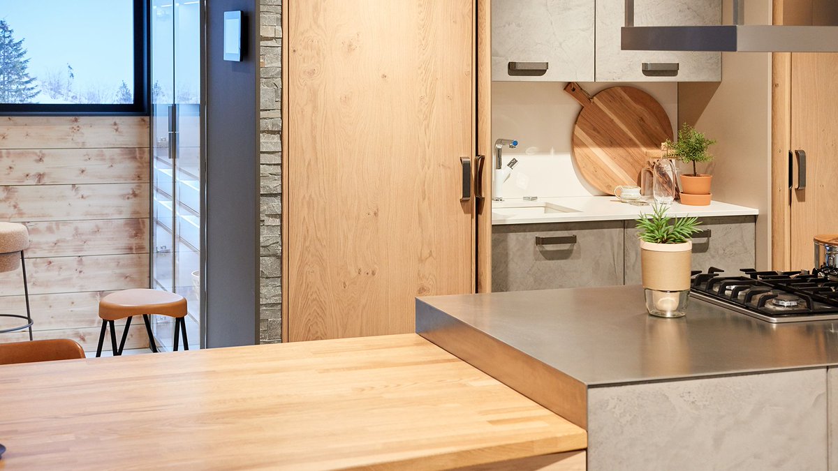 hubler_team's tweet photo. Un mélange très réussi de bois naturel, de métal, de pierre et de béton dans la cuisine pour une ambiance moderne et chaleureuse #déco https://t.co/bskyeh6tJN