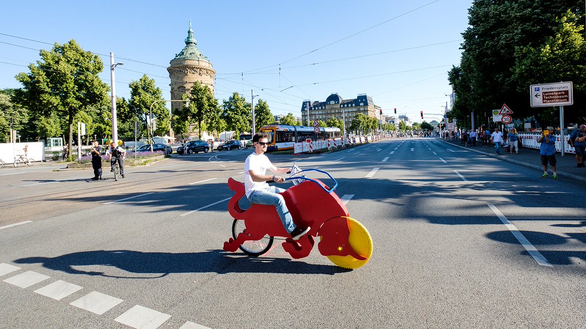 redbullracing's tweet photo. 📷 @RedBull Photo of the Week: This awesome entry into the Red Bull Drahtesel bike building competition! 👌🚴#RedBullFamily https://t.co/YPdsvInNTZ